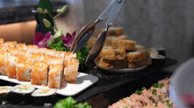 Japon Suşi Büfesi Video Mutfak Şovu Konukseverlik Endüstrisindeki Yemek ve Ziyafet Etkinlikleri. Açık büfe güzel yemek sunumu aşçılık sanatı sunar. Yüksek kalite 4k görüntü
