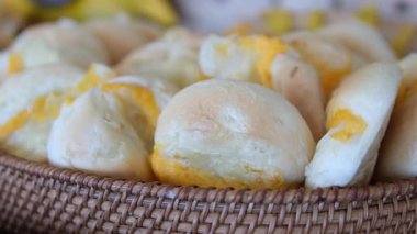 Taze pişmiş peynirli hilal ekmeği ve fırın tezgahında örülmüş challah. Yüksek kalite 4k görüntü