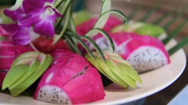 Piyasada taze çiğ ejderha meyvesi yığını. Yüksek kalite