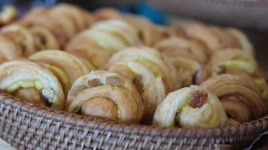 Lüks otel kahvaltı büfesi ya da fırında ekmek ruloları, kırsal hasır sepetlerde zanaatkar hamur işleri ve krakerler olan fırın marketi. Yüksek kalite 4k görüntü