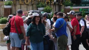 Farklı milletlerden gelen turist kalabalığı sanat sarayları, yüksek turizm merkezleri, güzel manzaralı, ünlü yerler. Ba Na Hills Da Nang Vietnam 05.21.2025
