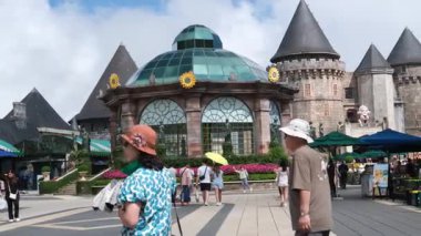 Farklı milletlerden gelen turist kalabalığı sanat sarayları, yüksek turizm merkezleri, güzel manzaralı, ünlü yerler. Ba Na Hills Da Nang Vietnam 05.21.2025