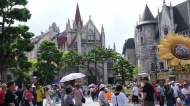 Farklı milletlerden gelen turist kalabalığı sanat sarayları, yüksek turizm merkezleri, güzel manzaralı, ünlü yerler. Ba Na Hills Da Nang Vietnam 05.21.2025