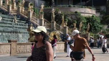 Peterhof altın heykelleri çekimleri kopyalıyor mimari kaleler sanat sarayları yükseklik turizm mekanları güzel manzaralar ünlü mekanlar için. Ba Na Hills Da Nang Vietnam 05.21.2025