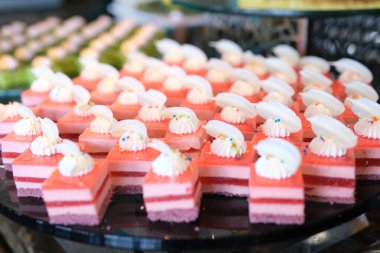 Pembe katmanlı tatlı renkli dondurma külahları yaz tatlısı, açık pembe arka planda eriyor. Yüksek kalite 4k görüntü