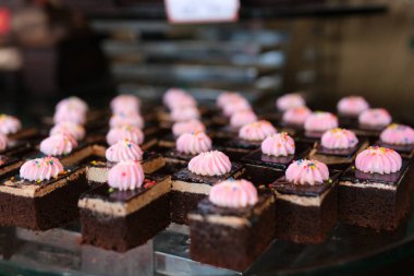 Yeni pişmiş browni küplerinin yakın çekim videosu, parçalanmış kabuklarını ve zengin iç kısımlarını vurguluyor. Dokuya ve bu klasik tedavinin karşı konulmaz cazibesine odaklanıyoruz. Yüksek kalite 4k görüntü