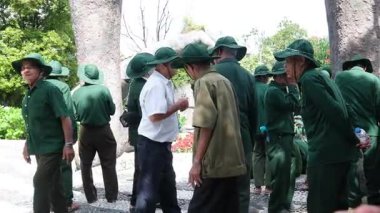 Vietnam Savaşı gazileri, madalyalı ve sigaralı yaşlı adamlar kameraya bakan yaşlı ve üniformalı kahramanlara bakan tipler. Vietnam Danang 05.21.2025 