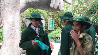 Vietnam Savaşı gazileri, madalyalı ve sigaralı yaşlı adamlar kameraya bakan yaşlı ve üniformalı kahramanlara bakan tipler. Vietnam Danang 05.21.2025 