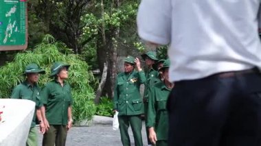 Vietnam Savaşı gazileri, madalyalı ve sigaralı yaşlı adamlar kameraya bakan yaşlı ve üniformalı kahramanlara bakan tipler. Vietnam Danang 05.21.2025 