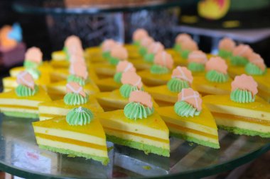 Bir tabak renkli Endonezya pastası. Yüksek kalite 4k görüntü