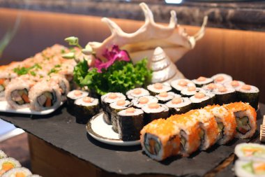 Japon Suşi Büfesi Video Mutfak Şovu Konukseverlik Endüstrisindeki Yemek ve Ziyafet Etkinlikleri. Açık büfe güzel yemek sunumu aşçılık sanatı sunar. Yüksek kalite 4k görüntü