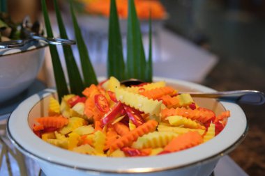 Haşlanmış havuç biber ananas salatası. Güzel, sağlıklı yemek yaprakları.