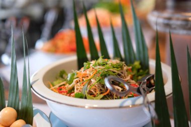 Sağlıklı beslenme ve yemek temaları için mükemmel. Brokolili, domatesli, mısırlı ve susamlı taze sebze salatası.. 