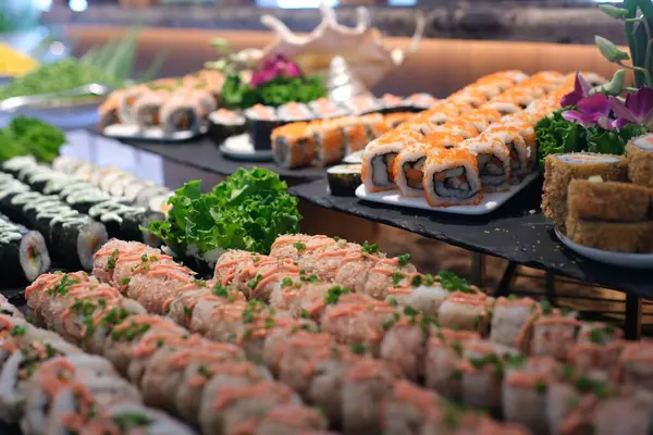 Üzerine kremalı suşi sarmaları, kaşık, garnitür, çıtır çıtır ekmek, canlı renkler, profesyonel sunum, yemek hazırlama. Yüksek kalite 4k görüntü