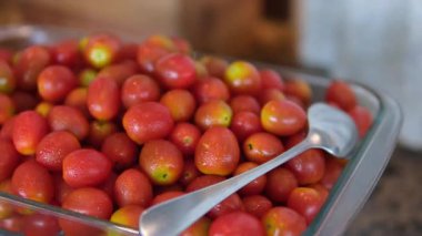 Renkli organik domatesler. Domateslerin arka planı, çeşitli domates çeşitleri üst görünüm. Farklı renkte domatesler, aile yadigarı, kiraz, gül, biftek, kokteyl, üzüm, mor. 