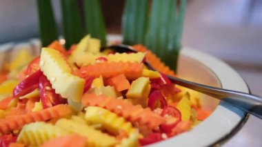 Haşlanmış havuç biber ananas salatası. Güzel, sağlıklı yemek yaprakları.