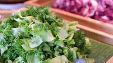 açık büfede yeşil ve mor marul yaprakları