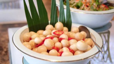 Mayalanmış şampiyonlar, ahşap masada marine edilmiş mantarlı kavanoz, geleneksel tuzlanmış Asya yemeği..