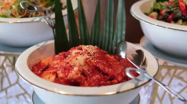 Popüler geleneksel mayalanmış Kore mezesi manzarası. Kore Gıda Ustaları Geleneksel Gıda Napa lahana kimchi. Kore turşusu ve baharatlı kimchi. Geleneksel Kore Kimchi Lahanası.