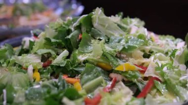 Mutfaktaki kasede sebze salatası, sağlıklı yemek kavramı. Yüksek kalite 4k görüntü