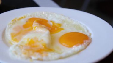 Tabakta iki sahanda yumurta, yakın çekim. Güneşli yumurta tabağı