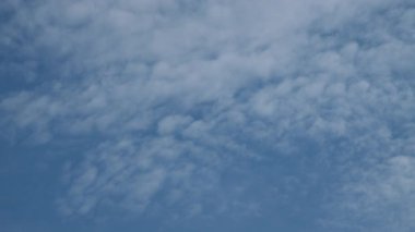 Gökyüzü bulutsuz mavi ve berrak. Gökyüzü çok parlak ve güneş parlıyor. Yüksek kalite fotoğraf