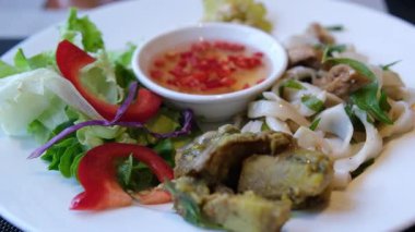 Soya salatalı pirinç vermicelli ve beyaz tabakta Vietnam biberli balık soslu Vietnam yemeği. Yüksek kalite 4k görüntü