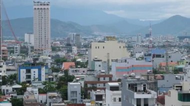 Otelin penceresinden çok katlı otellerin manzarası özel beyaz binalar bulutlu mavi gökyüzü Vietnam metropolünde gerçek hayat. Vietnam Danang 05.12.2025