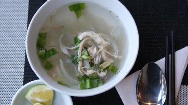 Vietnam usulü tavuk çorbası sıcak Vietnam usulü tavuk çorbası limonlu erişte çorbası ve süslenmiş taze otlar. Yüksek kalite 4k görüntü