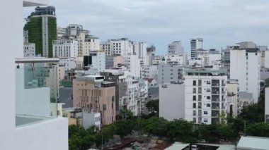 Otelin penceresinden çok katlı otellerin manzarası özel beyaz binalar bulutlu mavi gökyüzü Vietnam metropolünde gerçek hayat. Vietnam Danang 05.12.2025