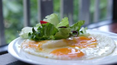 Vietnam yemek çubuklarıyla yumurta yemek kırmızı biberli salata parçalarını sıvı sarıya daldırmak. Yüksek kalite 4k görüntü