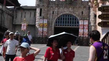 Moulin Rouge Yel değirmeni Fransa Kaleleri sanat sarayları yükseklik turizmi fotoğrafları için güzel manzaralı ünlü yerler. Ba Na Hills Da Nang Vietnam 05.21.2025