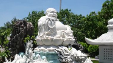 Vietnam 'ın Danang şehrindeki Linh Ung Pagoda' da DANG VİETNAM Bayan Buda heykeli. Yüksek kalite 4k görüntü