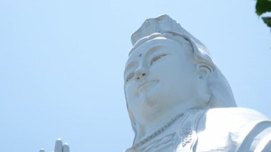 Vietnam 'ın Danang şehrindeki Linh Ung Pagoda' da DANG VİETNAM Bayan Buda heykeli. Yüksek kalite 4k görüntü