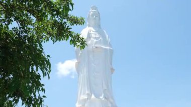 Vietnam 'ın Danang şehrindeki Linh Ung Pagoda' da DANG VİETNAM Bayan Buda heykeli. Yüksek kalite 4k görüntü