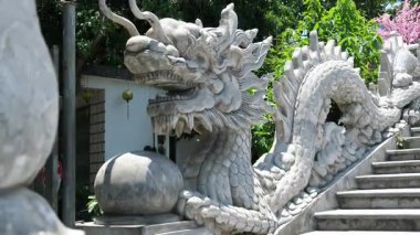 Vietnam 'ın Danang şehrindeki Linh Ung Pagoda' da DANG VİETNAM Bayan Buda heykeli. Yüksek kalite 4k görüntü