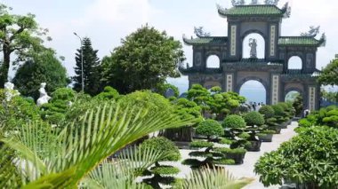 Vietnam 'ın Danang şehrindeki Linh Ung Pagoda' da DANG VİETNAM Bayan Buda heykeli. Yüksek kalite 4k görüntü