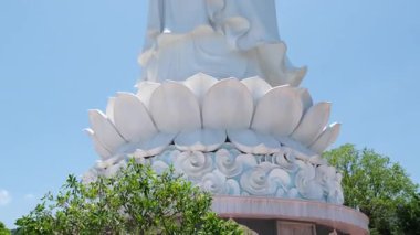 Vietnam 'ın Danang şehrindeki Linh Ung Pagoda' da DANG VİETNAM Bayan Buda heykeli. Yüksek kalite 4k görüntü