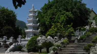 Vietnam 'ın Danang şehrindeki Linh Ung Pagoda' da DANG VİETNAM Bayan Buda heykeli. Yüksek kalite 4k görüntü