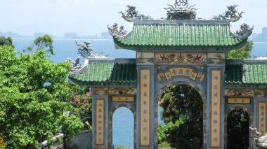 Vietnam 'ın Danang şehrindeki Linh Ung Pagoda' da DANG VİETNAM Bayan Buda heykeli. Yüksek kalite 4k görüntü