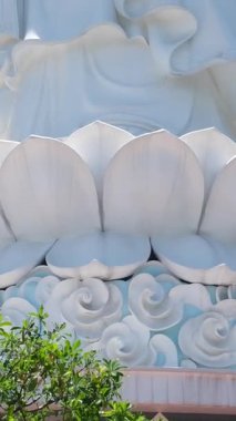 Vietnam 'ın Danang şehrindeki Linh Ung Pagoda' da DANG VİETNAM Bayan Buda heykeli. Yüksek kalite 4k görüntü