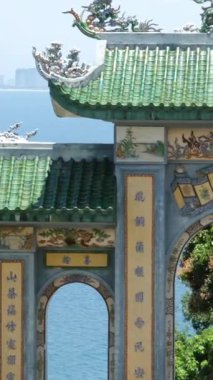 Vietnam 'ın Danang şehrindeki Linh Ung Pagoda' da DANG VİETNAM Bayan Buda heykeli. Yüksek kalite 4k görüntü