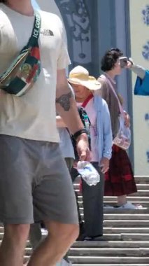 Danang Vilayeti, Vietnam için Guan Yin heykelinin tapınağının bayan Buda Danang Detayları. Gezi grubunun bayan Buda heykeli turistleri fotoğraf çekiyor. Vietnam Danang 05.20.2025