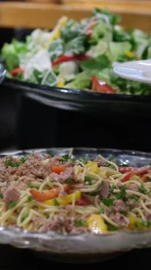 Lüks bir Bali tatil köyü restoranında açık büfe masasında siyah kaselerde servis edilen renkli tropikal salata. Taze sebzeler çok güzel dizilmiş. Yüksek kalite 4k görüntü