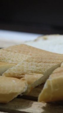 Ev yapımı kızarmış ekmek. Kızarmış ekmek dilimleri. Ev yapımı buğday ekmeği. 4 bin. Ağır çekim. Yüksek kalite 4k görüntü