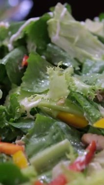 Mutfaktaki kasede sebze salatası, sağlıklı yemek kavramı. Yüksek kalite 4k görüntü