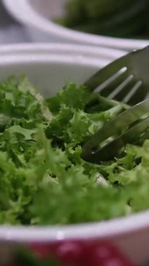 Taze Yeşil Marul Salatası Hazırlama Mutfak Sağlıklı Yemek Pişirme Deneyimi ile Besleyici Yemekler. Yüksek kalite 4k görüntü