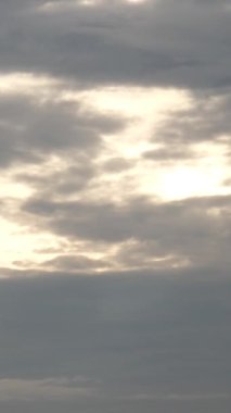 Doğa Çevresi. Karanlık, büyük, bulutlu, kara bulutlu hareket. Büyük, fırtınalı yağmur, fırtına bulutları, dans eden panorama ufku. 