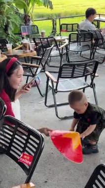 Pirinç tarlalarına tepeden bakan insanlar hafta sonu tatili kaçamağı Vietnamlı bir kadın ve oğlu Vietnam bayrağı taşıyan bir şapka takıyor.