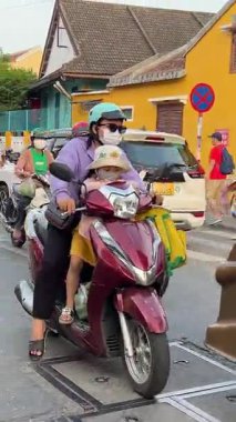 Oteldeki gezi arabaları bisiklete biniyor taksiye biniyor ve UNESCO 'nun gezginleriyle ünlü tarihi yol kentinde bir video çekiyor. Vietnam Hoi 05.11.2025